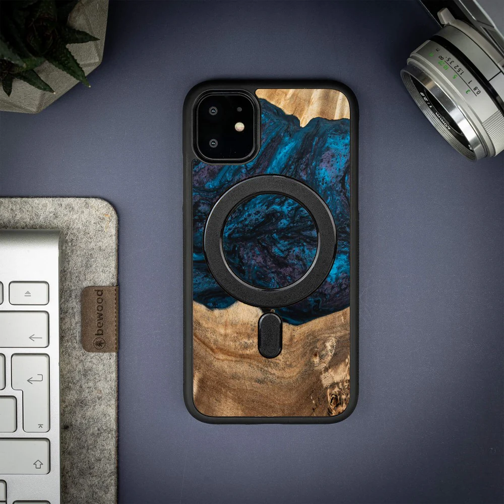 Holzhülle für iPhone 11, Bewood Unique Planets Neptun für MagSafe - Image 3