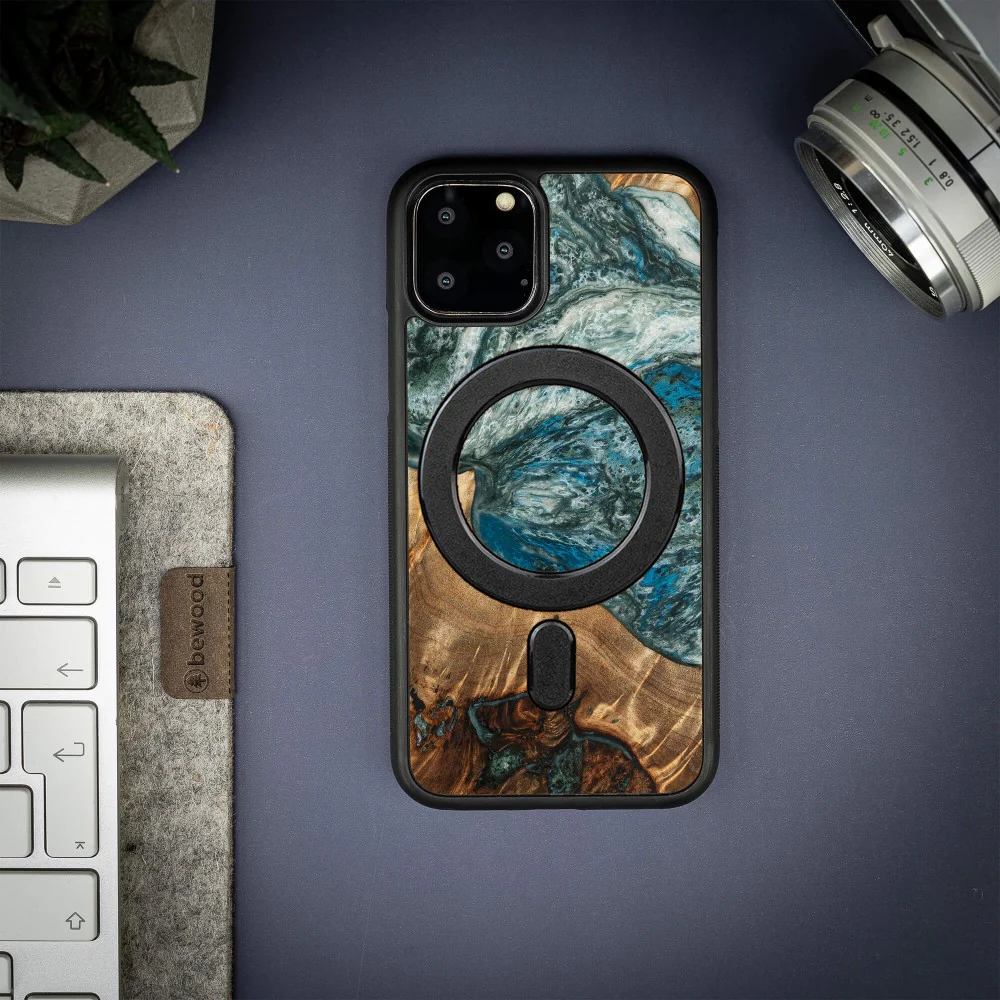 Holzhülle für iPhone 11 Pro, Bewood Unique Planets Erde für MagSafe - Image 3