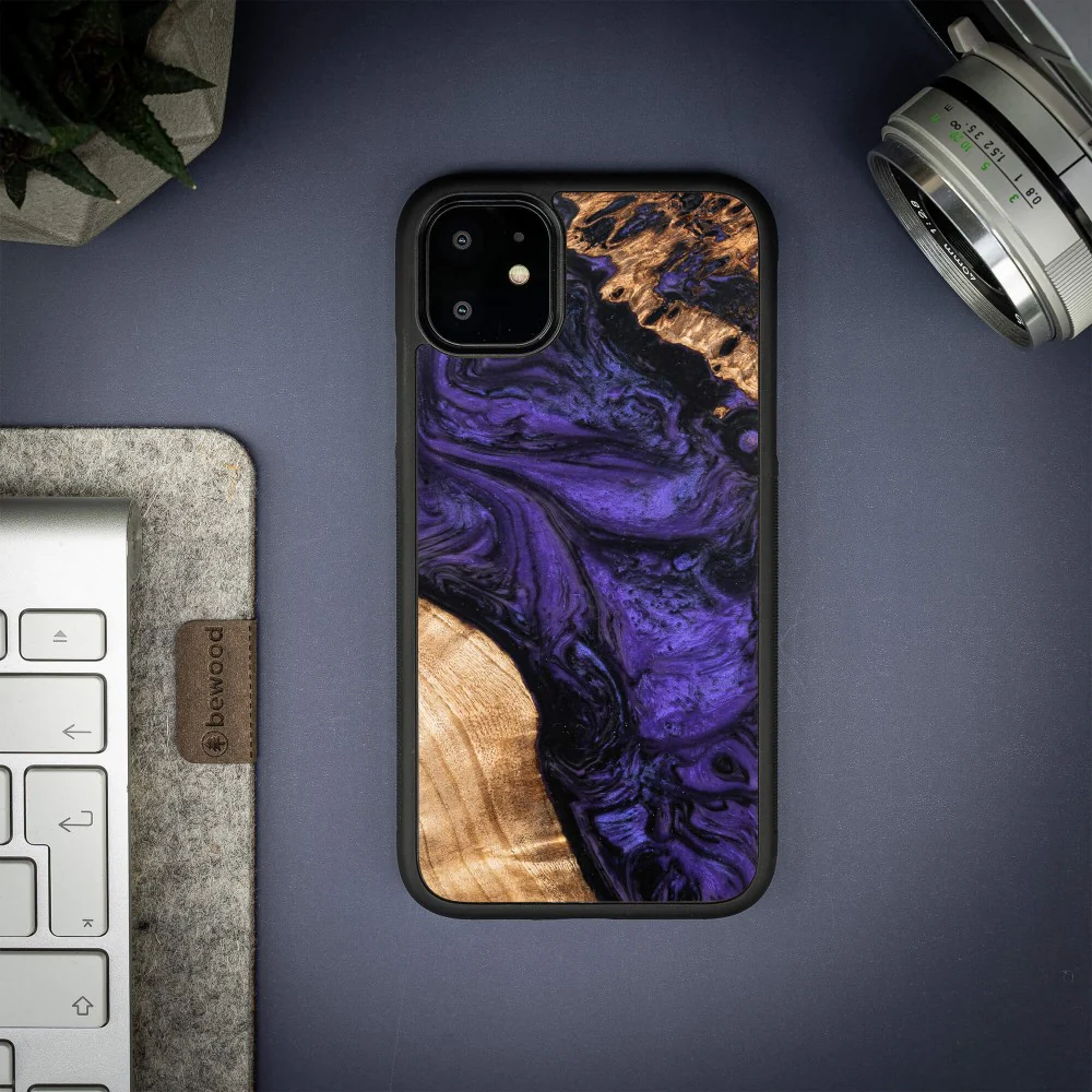 Holzhülle für iPhone 11, Bewood Unique Violet - Image 2