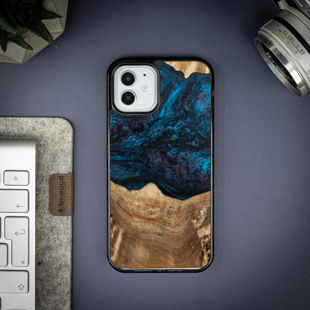 Holzhülle für iPhone 12 Pro / 12, Bewood Unique Planets Neptun - Image 2