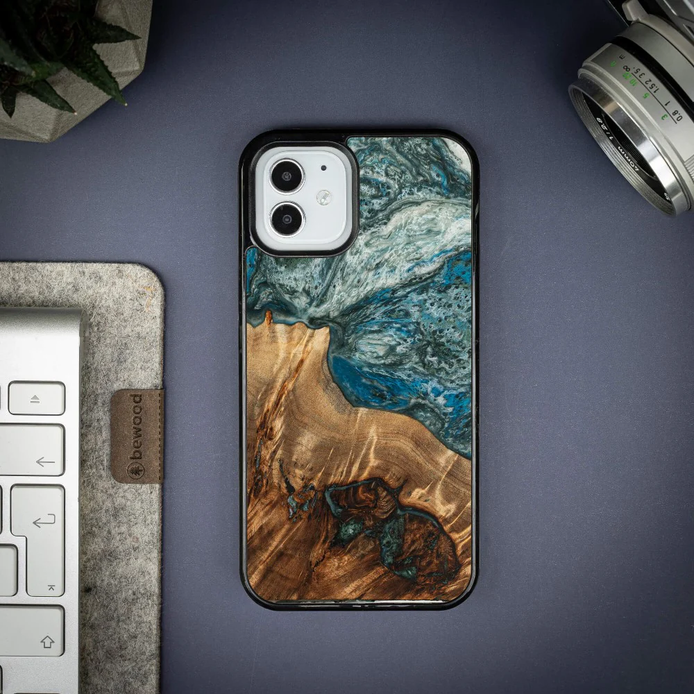 Holzhülle für iPhone 12 Pro / 12, Bewood Unique Planets Erde - Image 2
