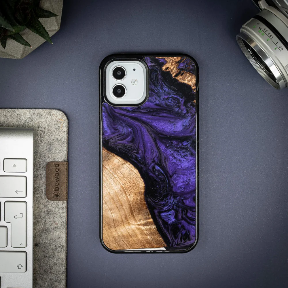 Holzhülle für iPhone 12 Pro / 12, Bewood Unique Violet - Image 2