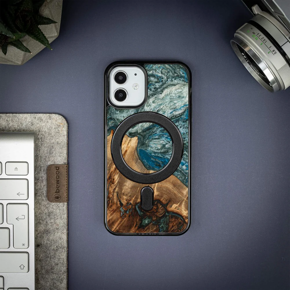Holzhülle für iPhone 12 Mini, Bewood Unique Planets Erde für MagSafe - Image 3