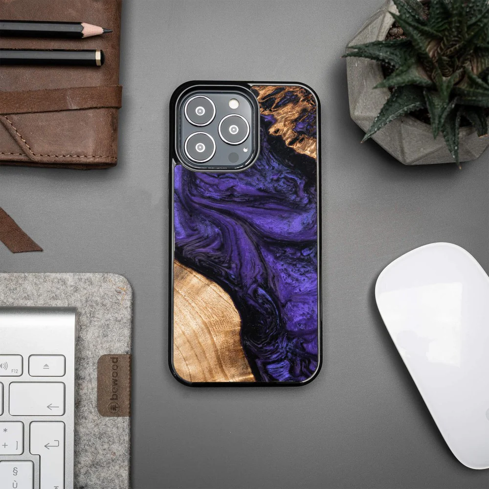 Holzhülle für iPhone 13 Pro, Bewood Unique Violet - Image 2