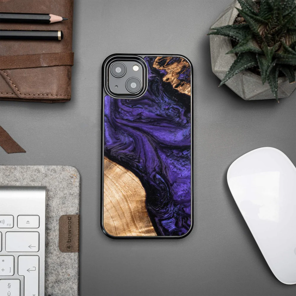 Holzhülle für iPhone 13, Bewood Unique Violet - Image 2