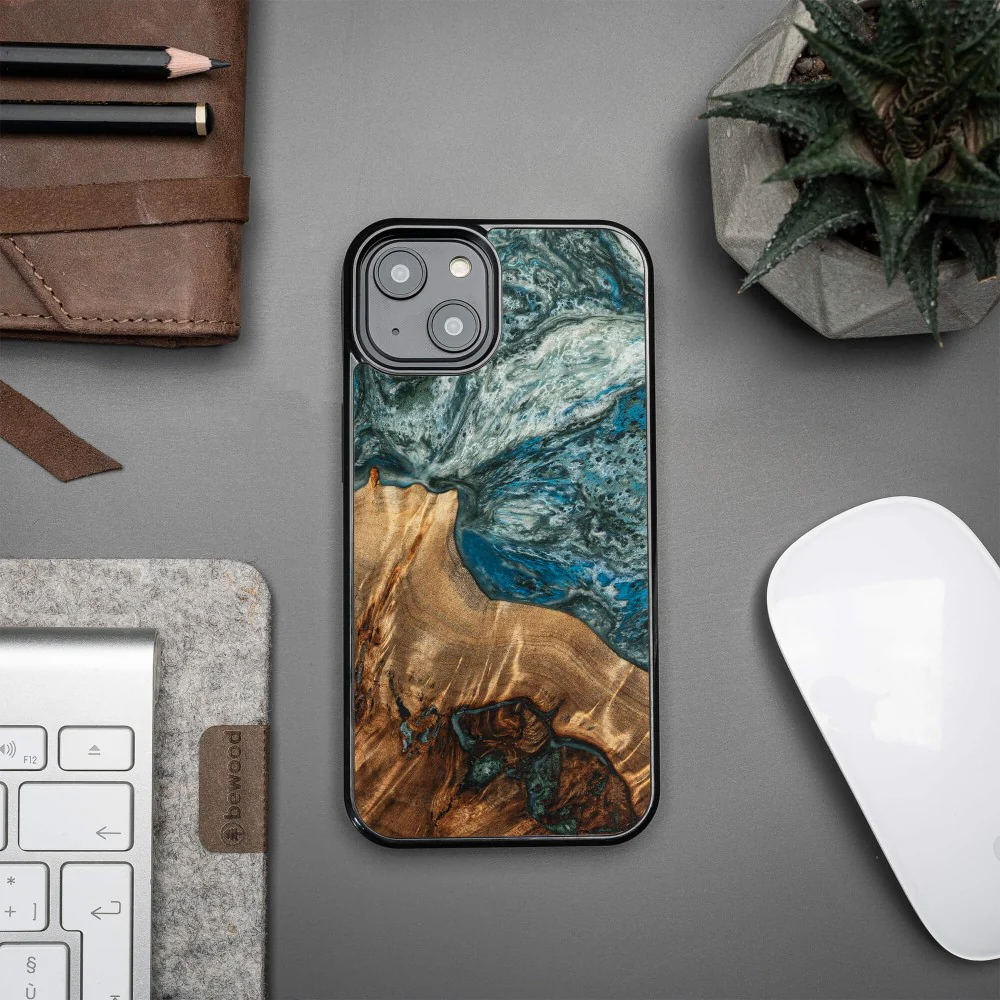 Holzhülle für iPhone 14, Bewood Unique Planets Erde - Image 2