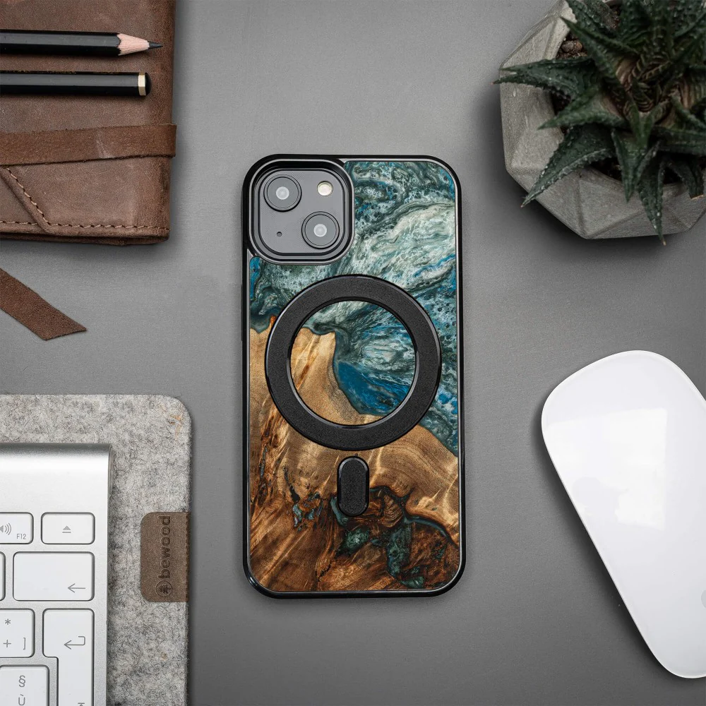 Holzhülle für iPhone 14, Bewood Unique Planets Erde für MagSafe - Image 3