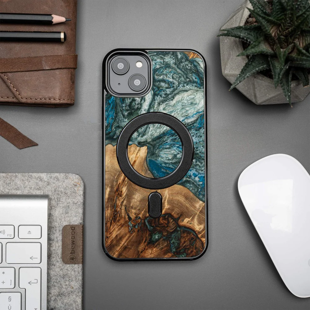 Holzhülle für iPhone 14 Plus, Bewood Unique Planets Erde für MagSafe - Image 3