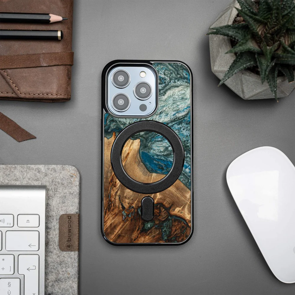 Holzhülle für iPhone 14 Pro, Bewood Unique Planets Erde für MagSafe - Image 3