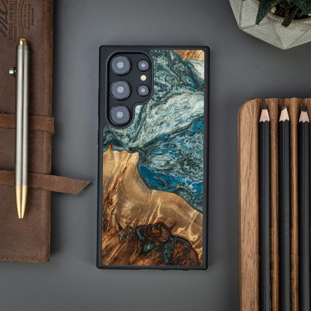 Holzhülle für Galaxy S24 Ultra, Bewood Unique Planets Erde - Image 4