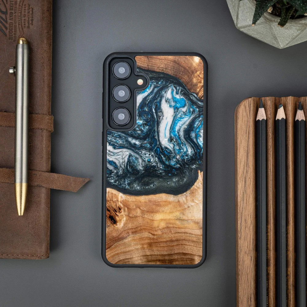 Holzhülle für Galaxy S24 FE, Bewood Unique Planets Erde - Image 2