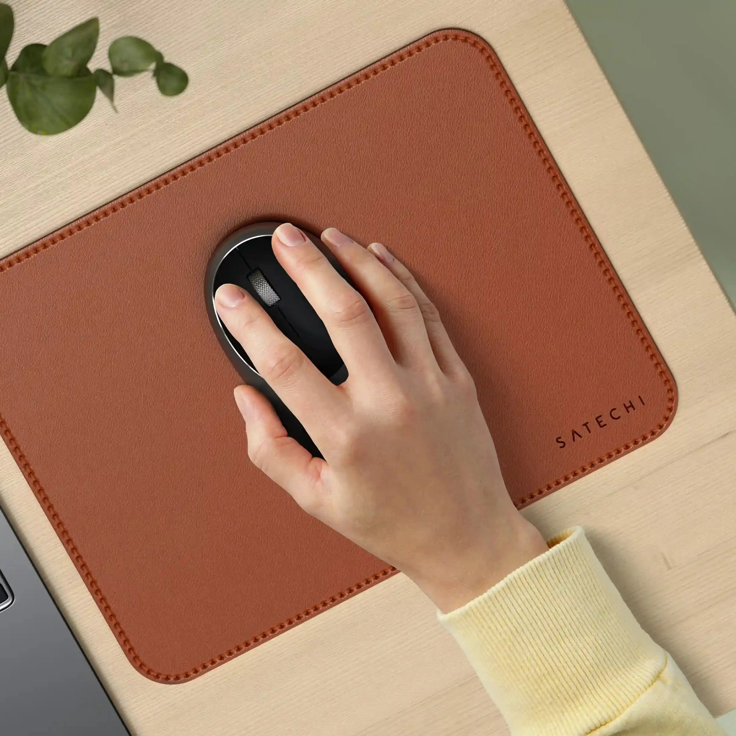 Mauspad aus veganem Leder für den Schreibtisch, Satechi Premium Mouse Pad, Braun - Image 7