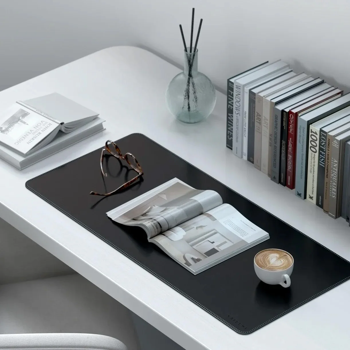 Schreibtischunterlage aus veganem Leder, Satechi Premium Desk Mat, Schwarz - Image 8