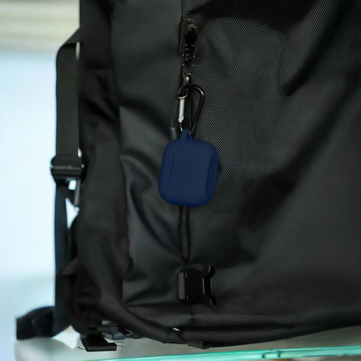 Silikonhülle mit Karabiner für AirPods 4, Bizon Case Headphone Silicone, Dunkelblau - Image 5