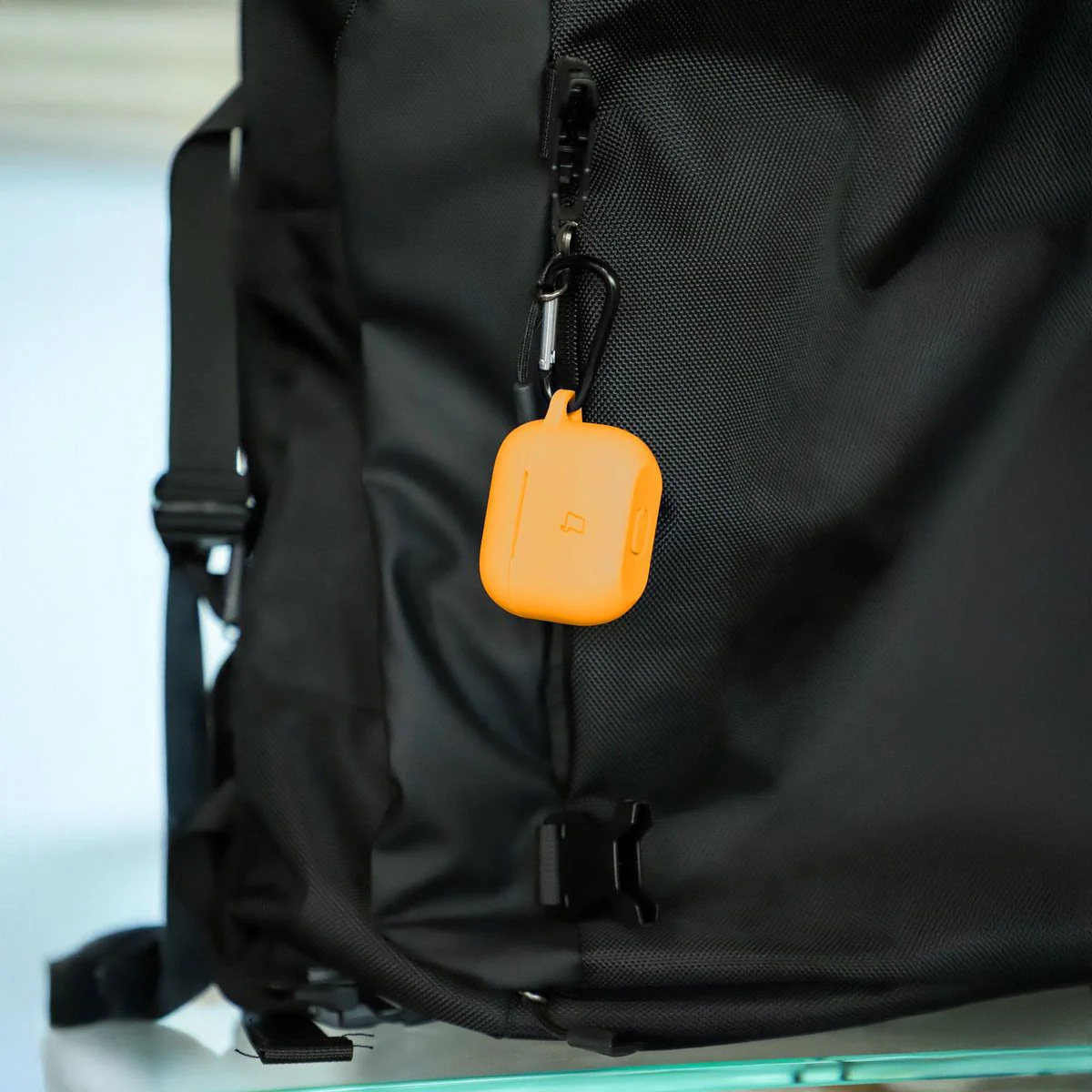 Silikonhülle mit Karabiner für AirPods 4, Bizon Case Headphone Silicone, Karotte - Image 5