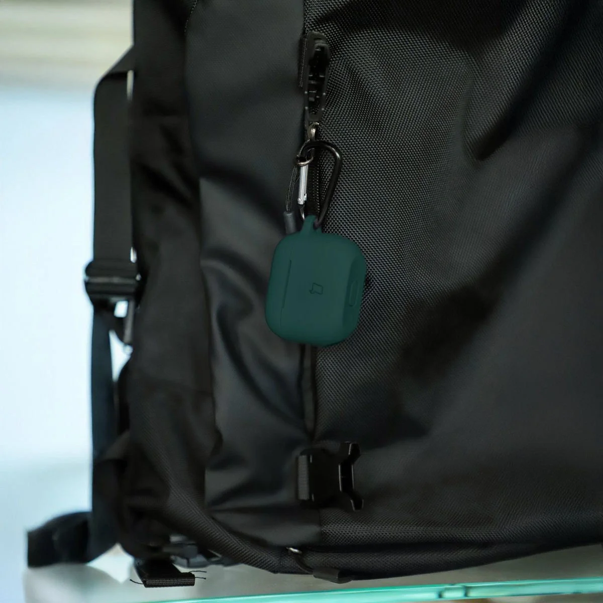 Silikonhülle mit Karabiner für AirPods Pro 2, Bizon Case Headphone Silicone, Dunkelgrün - Image 5